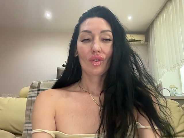 KorolevaQween000 live cam on BongaCams