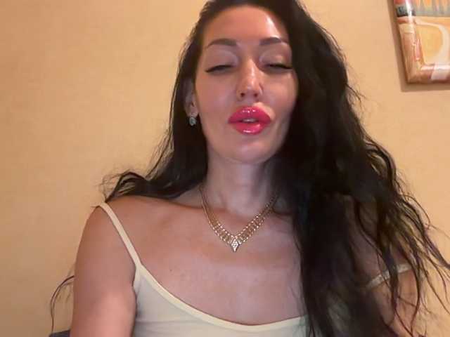 KorolevaQween000 live cam on BongaCams