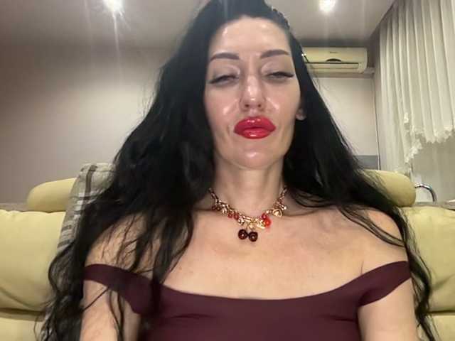 KorolevaQween000, en vivo ahora en BongaCams