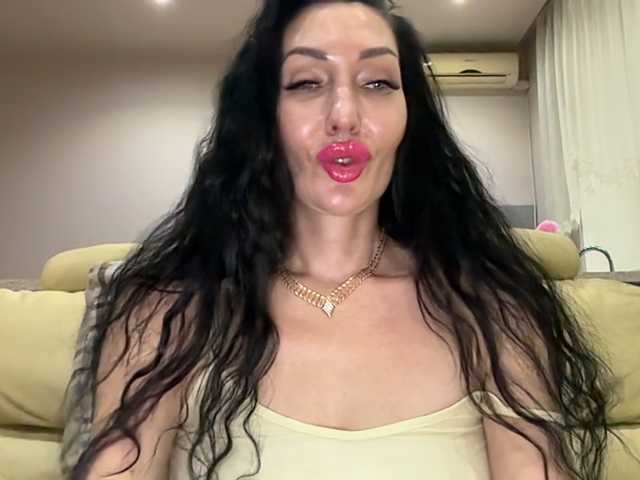 KorolevaQween000 live cam on BongaCams