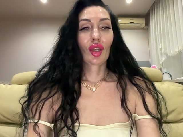KorolevaQween000 live cam on BongaCams