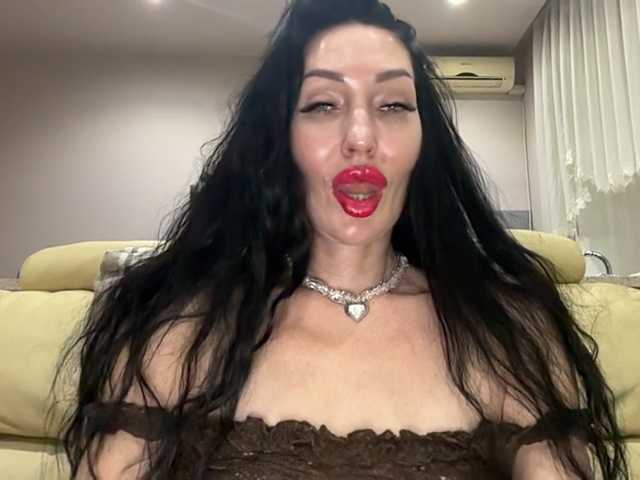 KorolevaQween000 live cam on BongaCams