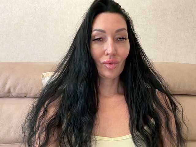 KorolevaQween000 live cam on BongaCams