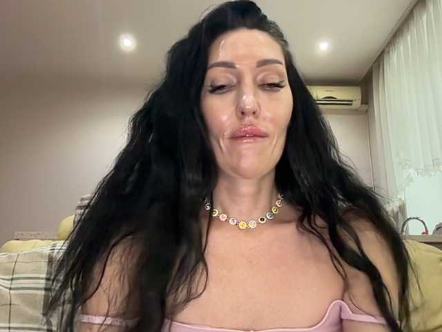 KorolevaQween000 live cam on BongaCams