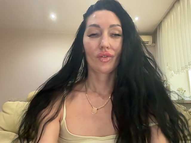 KorolevaQween000 live cam on BongaCams