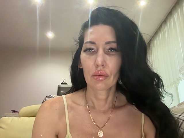 KorolevaQween000 live cam on BongaCams