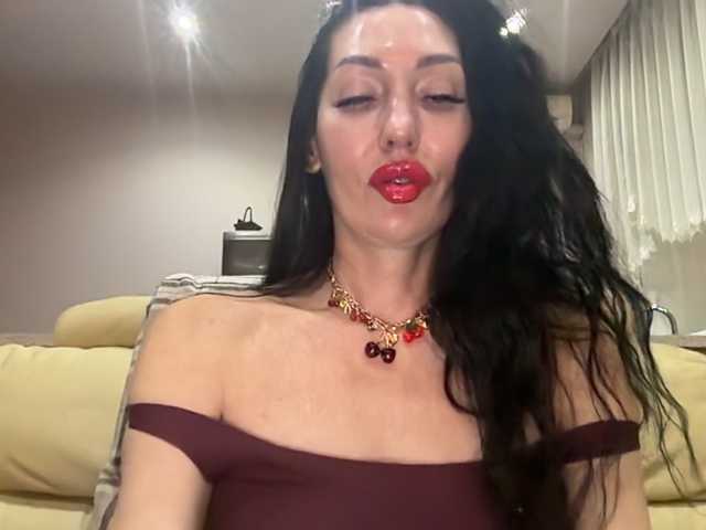 KorolevaQween000 live cam on BongaCams