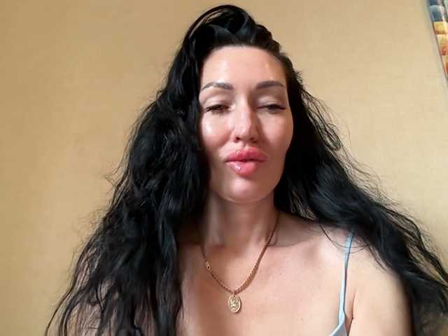 KorolevaQween000 live cam on BongaCams