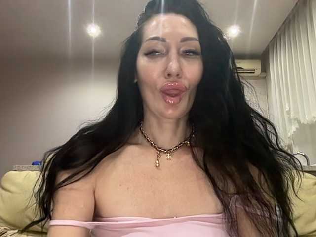 KorolevaQween000 live cam on BongaCams