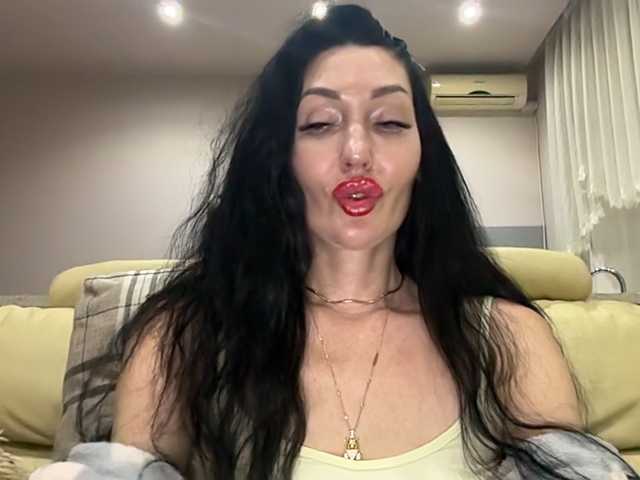 KorolevaQween000 live cam on BongaCams