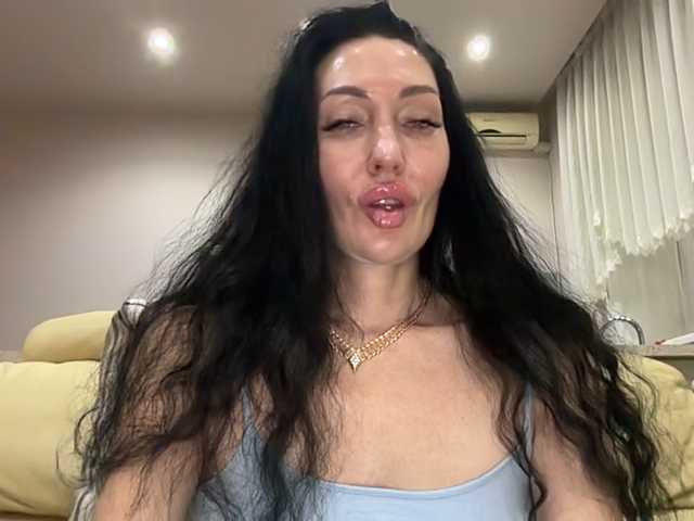KorolevaQween000 live cam on BongaCams