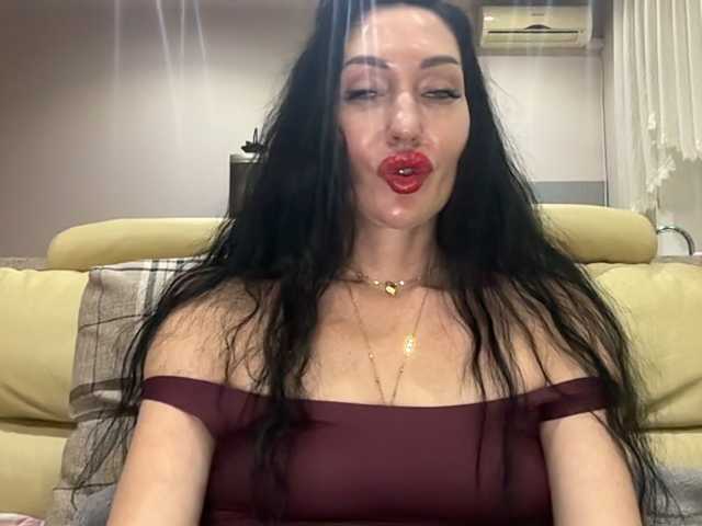 KorolevaQween000 live cam on BongaCams