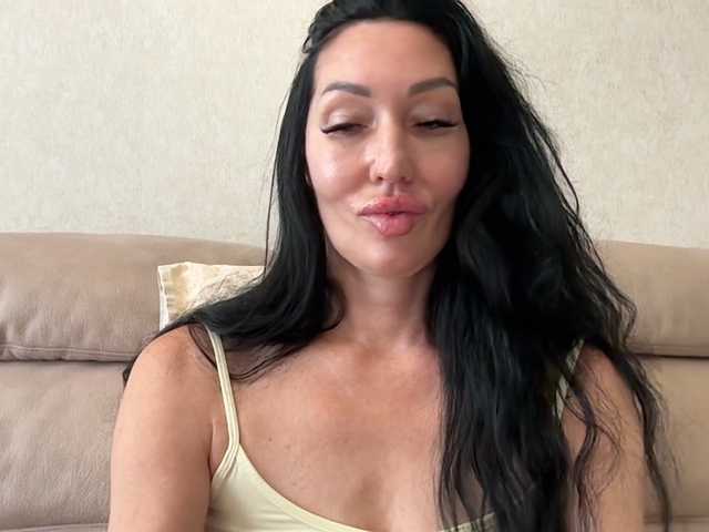 KorolevaQween000 live cam on BongaCams