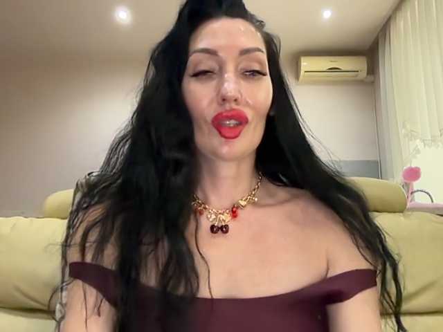 KorolevaQween000 live cam on BongaCams