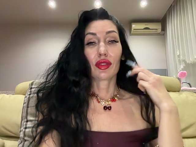 KorolevaQween000 live cam on BongaCams