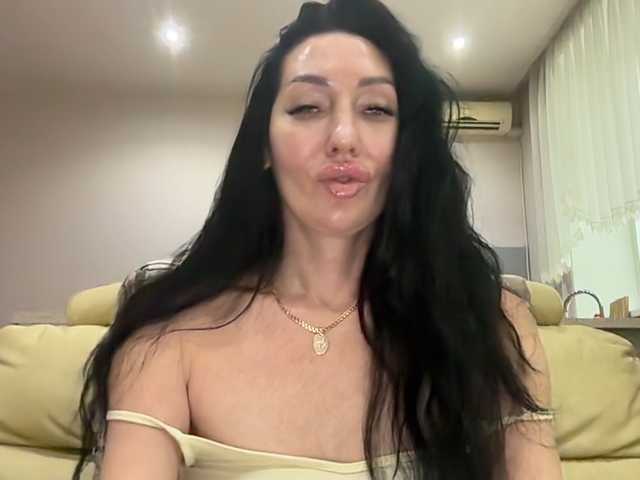 KorolevaQween000 live cam on BongaCams