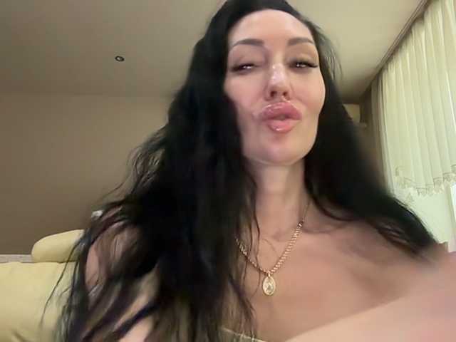 KorolevaQween000 live cam on BongaCams