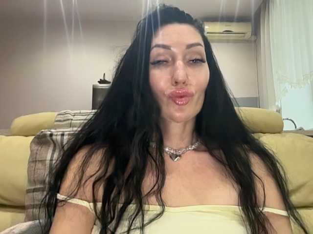 KorolevaQween000 live cam preview