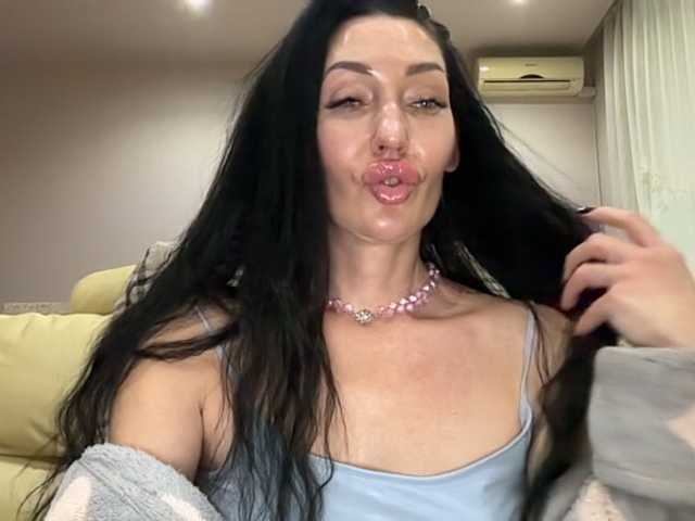 KorolevaQween000 — live female cam