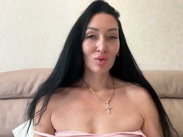 le modèle KorolevaQween000 est en webcam porno dans un show sur le site bongacams, il possède les tags suivants: White/Caucasian,Brunette,Shaved
