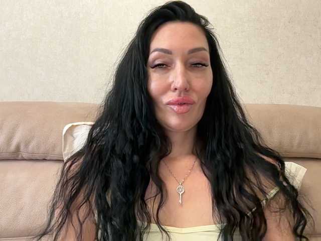 KorolevaQween000 live cam on BongaCams