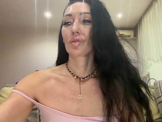 KorolevaQween000 live cam on BongaCams