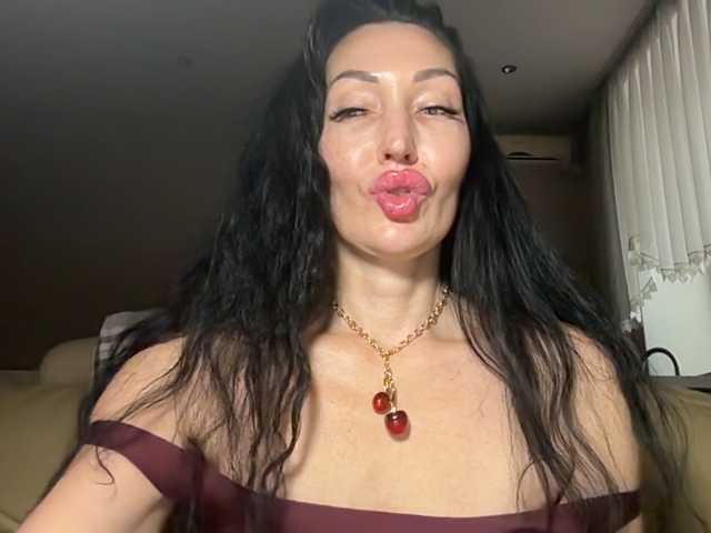 KorolevaQween000 live cam on BongaCams