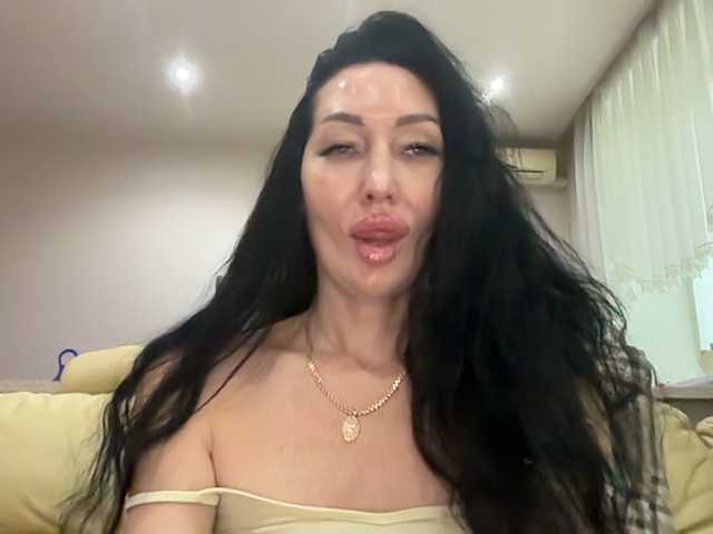 KorolevaQween000 live cam on BongaCams