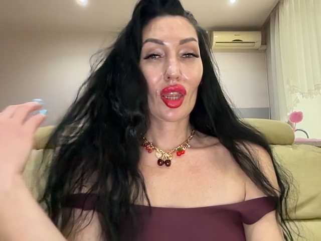 KorolevaQween000 live cam on BongaCams