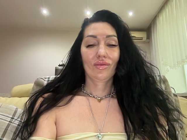 KorolevaQween000 live cam on BongaCams