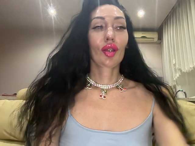 KorolevaQween000 live cam on BongaCams
