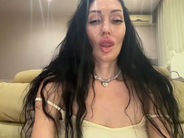 KorolevaQween000 live cam preview