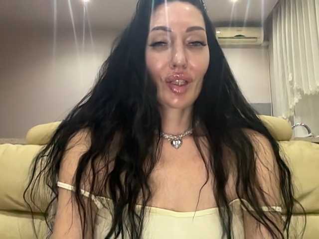 KorolevaQween000 live cam on BongaCams
