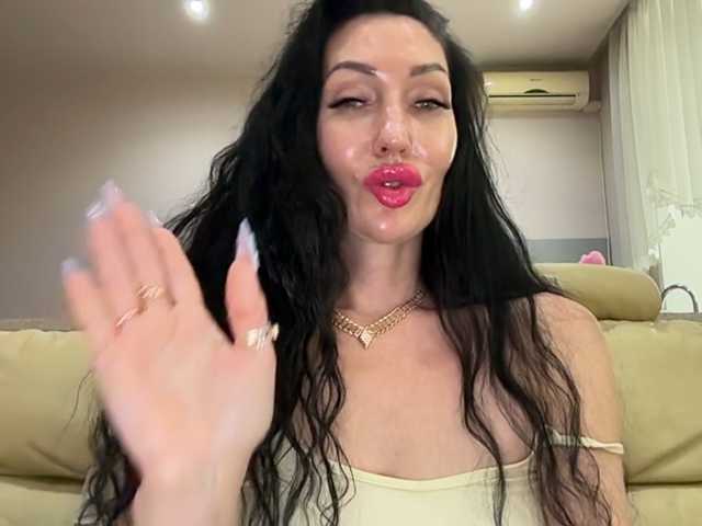 KorolevaQween000 live cam on BongaCams