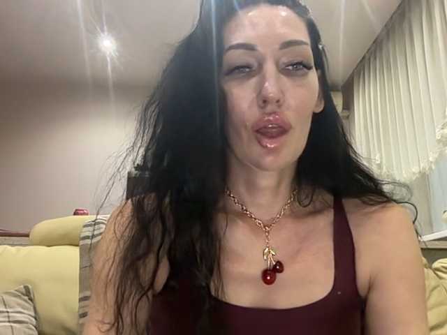 KorolevaQween000 live cam on BongaCams