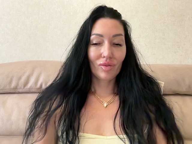 KorolevaQween000 live cam on BongaCams