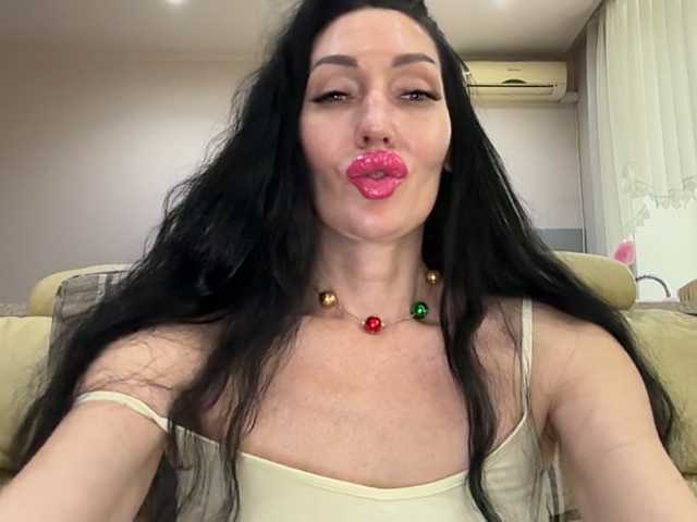 KorolevaQween000 live cam on BongaCams