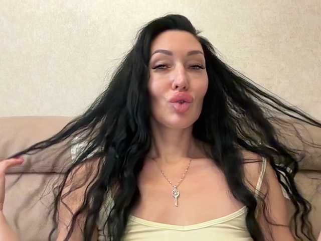 KorolevaQween000 live cam on BongaCams