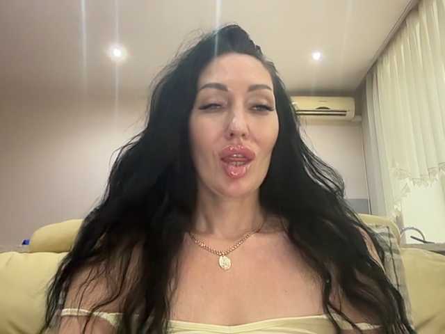 KorolevaQween000 live cam on BongaCams