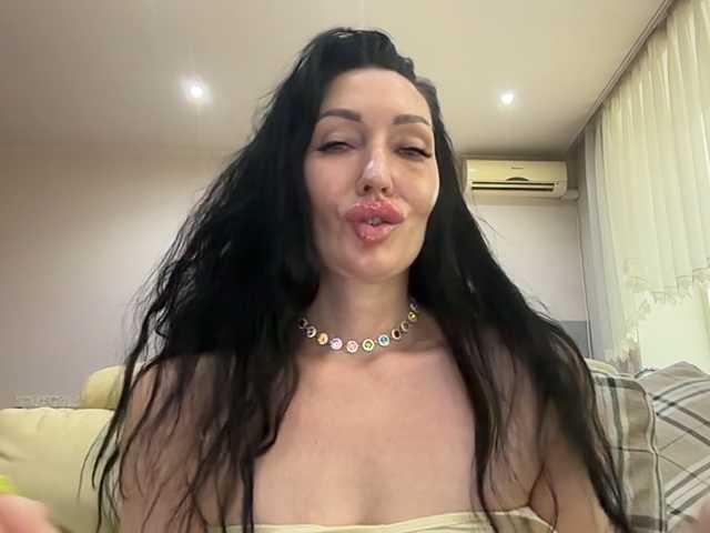 KorolevaQween000 live cam on BongaCams