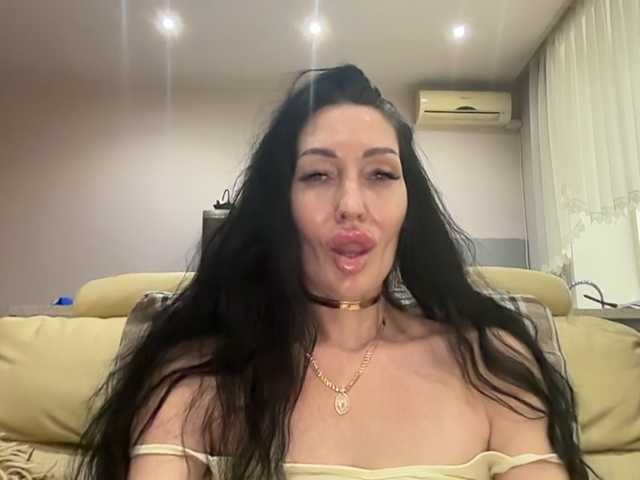 KorolevaQween000 live cam on BongaCams