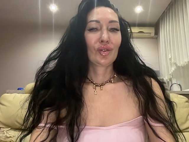 KorolevaQween000 live cam on BongaCams