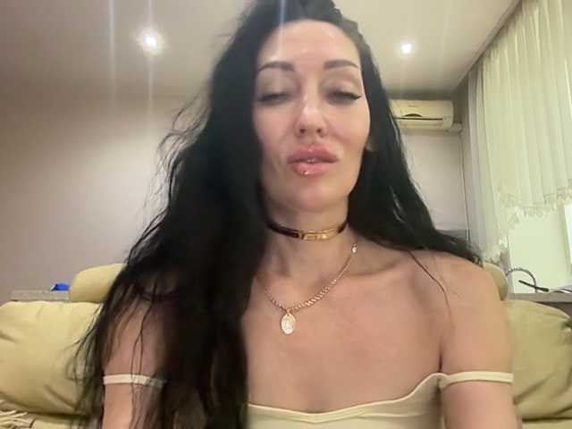 KorolevaQween000 live cam on BongaCams