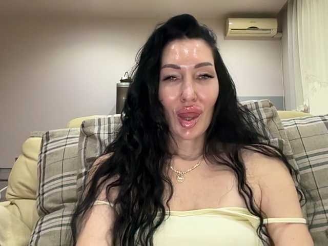 KorolevaQween000 live cam on BongaCams