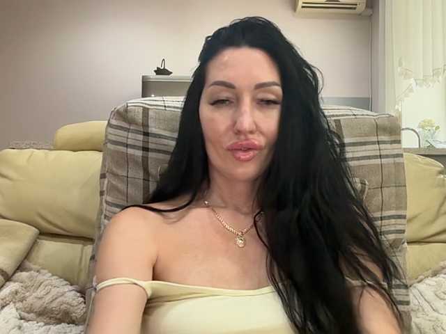 KorolevaQween000 live cam on BongaCams