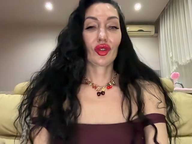 KorolevaQween000 live cam on BongaCams
