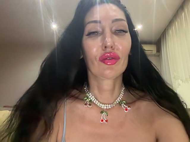 KorolevaQween000 live cam on BongaCams
