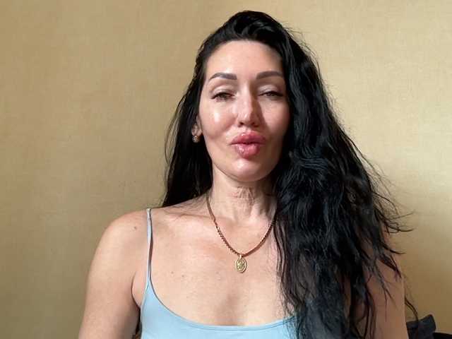 KorolevaQween000 live cam on BongaCams