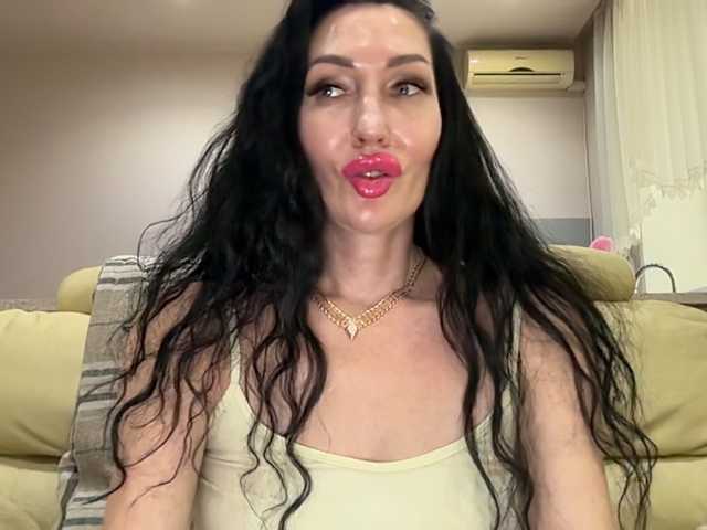 KorolevaQween000 live cam on BongaCams