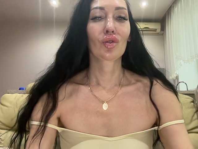 KorolevaQween000 live cam on BongaCams